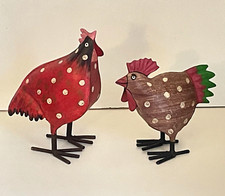 DECO PAQUES PRINTEMPS - 2 POULES EN FER PEINT  - hauteur 15,5 et 20 cm
