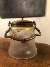 JOLI SEAU A BISCUIT A DÉCOR DE FLEURS ÉMAILLÉES ET DORURE