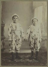 Deux jeunes garçons déguisés en Pierrot. Photo Lucien Pouget, La Châtre. 1900-10
