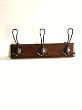 Porte manteaux en bois  chene 3 patères fer incrustées d 'un médaillon chacune 