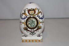 Grand oeuf de collection en faïence de Gien, décor renaissance italien blanc h13