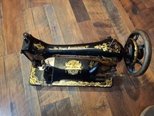 Vintage SINGER SEWING MACHINE