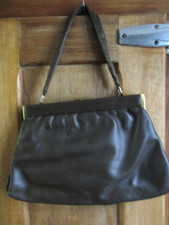 sac à main en cuir marron glacé ancien année 50  couture fermoir doré