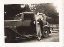 ANCIENNE PHOTOGRAPHIE 1935 UNE FEMME DEVANT SA VOITURE ANCIENNE CITROEN ROSALIE