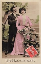 CP LA VIE A DEUX EST UN SOURIRE - COUPLE ELEGANT PANIER FLEURS