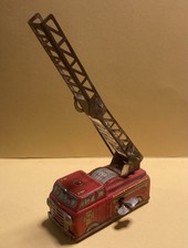 Ancien CAMION DE POMPIER avec ÉCHELLE PLIANTE, MÉCANIQUE en tôle lithographiée