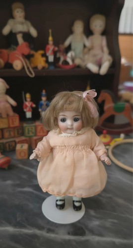 Poupée ancienne jolie - ancienne,