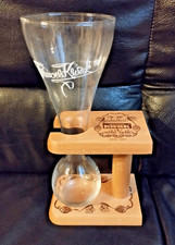 VERRE A  BIERE "KWAK" avec son support en bois.