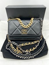 Portefeuille en chaîne (WOC) Chanel 19 en cuir d'agneau noir bijouterie dorée