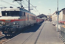 BB 7283 en gare,  tractant