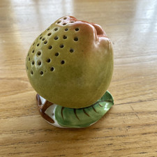 Beau vase pique fleurs en céramique  En forme de fruit, pomme , Ancien.