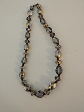 Collier de perles de cristal gris et or