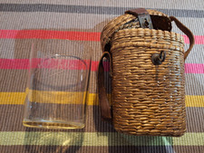 Ancien verre de curiste à Vichy en verre et son panier de transport en osier