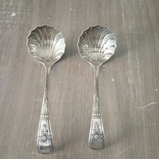 2 cuillères saupoudreuse en