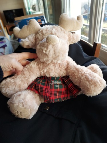Cerf peluche habillé - en, par