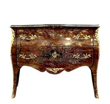 Commode sauteuse galbée en laque à décor Chinois époque début XXeme