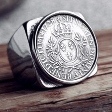 Bague Chevalière Carré écu aux rameaux d'olivier de Louis XV fait à la Main