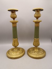 PAIRE DE BOUGEOIRS EN BRONZE PATINE ET  DORE. EMPIRE-RESTAURATION. Début XIX°.