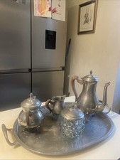sur son plateau Etains du MANOIR Paris  sucrier cafetière pot à lait confiturier