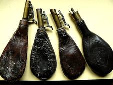 lot de 4 anciennes poires a poudre/plomb en cuir de fabrication Britannique