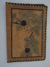 Protège livre en cuir à décor de fleurs signé / Dimensions 21X15cm