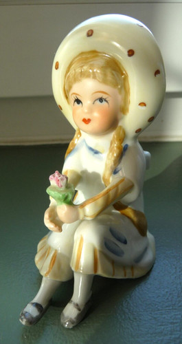 Figurine fillette assise - assise, en
