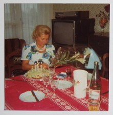 Femme gateau anniversaire TV cathodique - Photo vintage snapshot carré