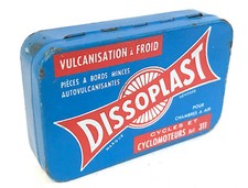 ANCIENNE BOÎTE DE RUSTINES