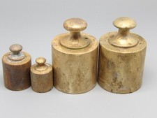 LOT 4 POIDS ANCIENS EN LAITON