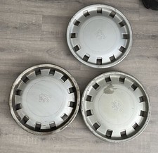 lot d’enjoliveurs Peugeot de 205 et autres voitures de cette époque