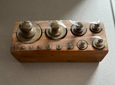 ancienne boite  complete de 13 poids en laiton de 1 gramme a 1 kilo