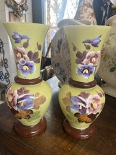 Paire de vases en opaline décor fleurs… H. 25 Cm