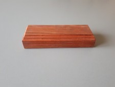 socle en bois exotique rouge pour figurines et maquettes 18 x 5,6 cm ép: 4 cm