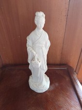 Figurine chinoise en porcelaine blanche - Dame au panier 28/9cm Très Belle Pièce