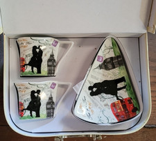 Duo de service à thé café multicolore, deux tasses et deux soucoupes dans valise