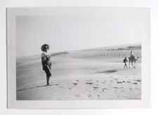 Femme désert chameau chapeau voyage - Photo ancienne snapshot c.  1940