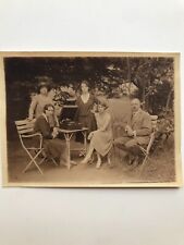 Snapshot Photo originale vintage Famille jardin Tourne disque musique  - SB614