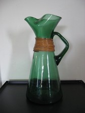 Pichet à eau en verre soufflé de couleur verte col pincé décor de rotin Année 50