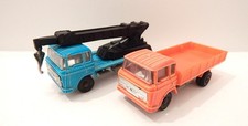 MAJORETTE LOT DE DEUX PETITS CAMIONS UNE GRUE UN PLATEAU 1/100 SANS BOITE