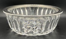 Coupe en verre taillé à bord en métal argenté, décor rosace, XXème