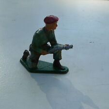 STARLUX ANCIEN PLASTIQUE FRANCE BERET ROUGE AVEC UNE BANDE DE MITRAILLEUSE N° 79