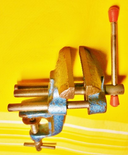 Petit etau fixation sur table - etau,