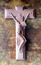 Christ sur la croix en terre