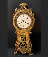 Pendule cartel en bois sculpté et doré, Italie 18ème siècle H 60cm (clock)