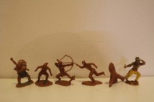 Six figurines d'Indiens en