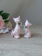 Ensemble de deux chats roses