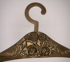 cintre porte manteau période