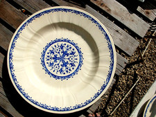 Belle assiette creuse bleue
