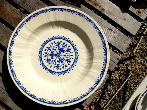 Belle assiette creuse bleue