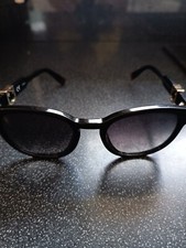 Paire de lunettes de soleil FURLA Étui Rouge GUESS Essui-lunettes GUESS.